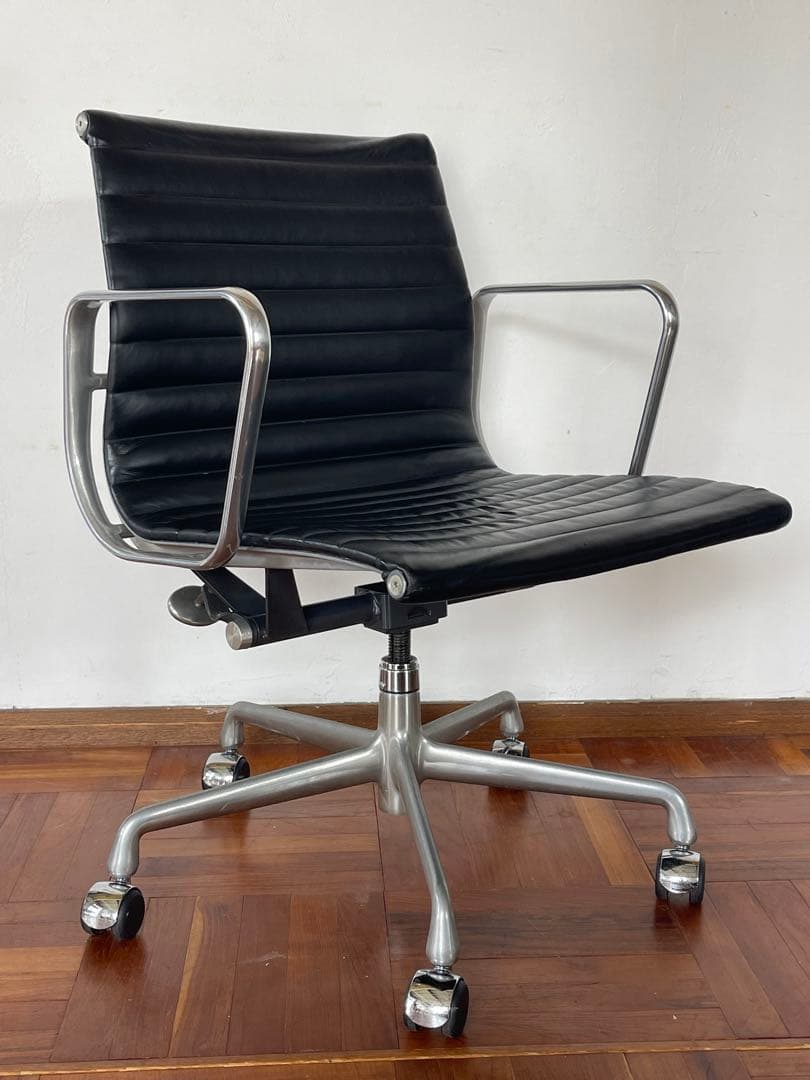 ハーマンミラー イームズ アルミナム チェア 50周年記念限定モデル