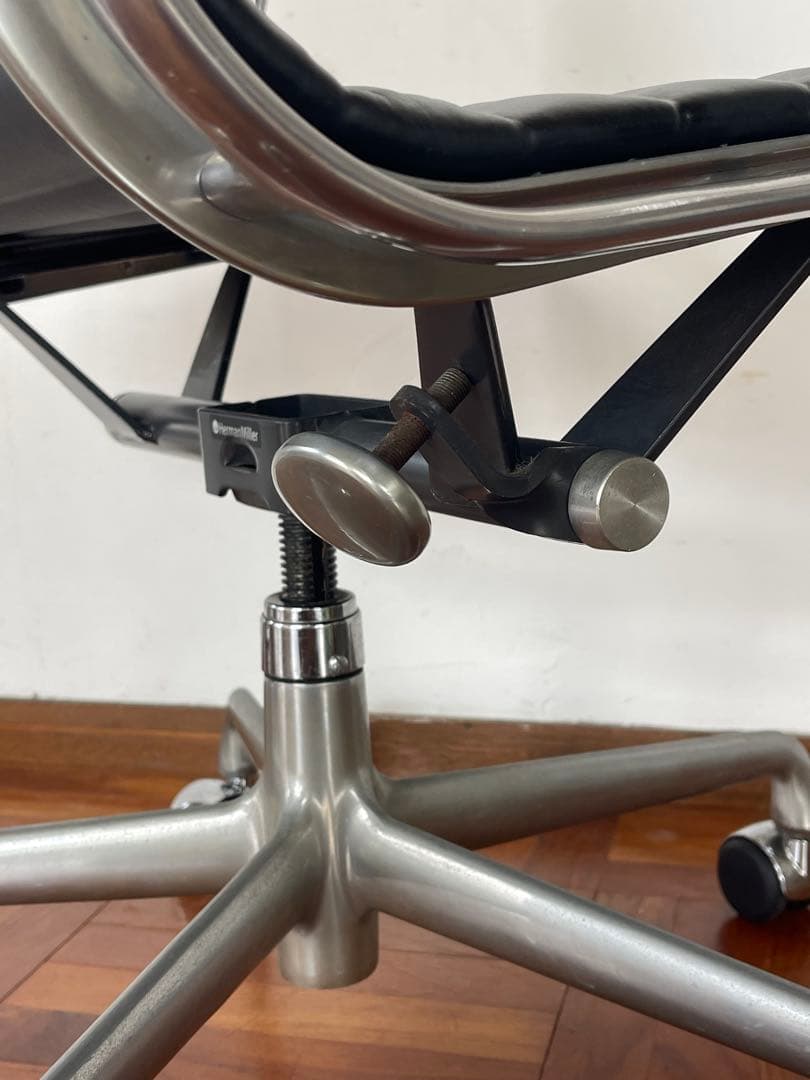 ハーマンミラー イームズ アルミナム チェア 50周年記念限定モデル