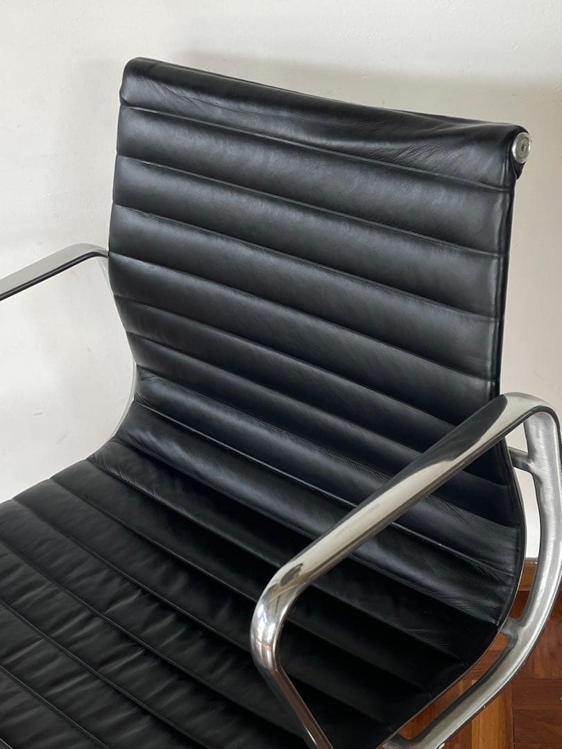 ハーマンミラー イームズ アルミナム チェア 50周年記念限定モデル