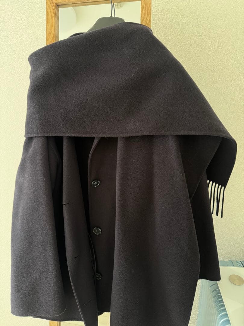 COS 黒 ボタン付きケープコート