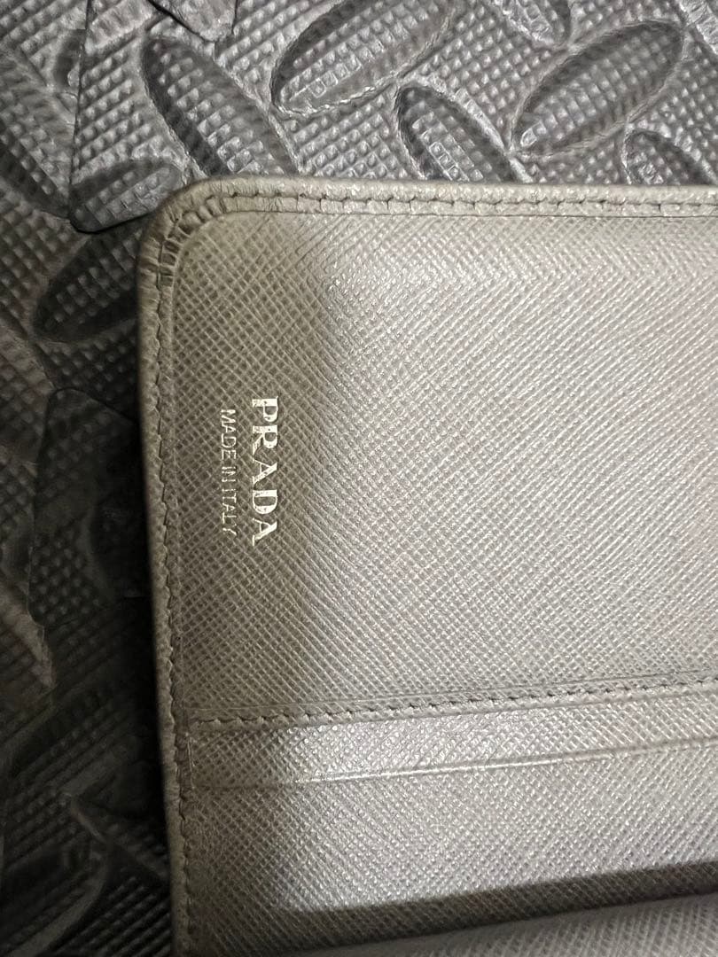 PRADA グレー 二つ折り財布