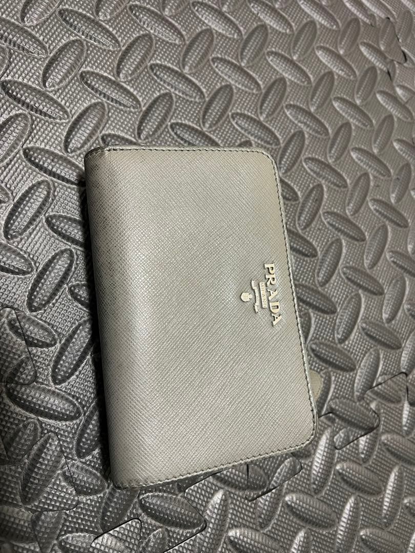 PRADA グレー 二つ折り財布