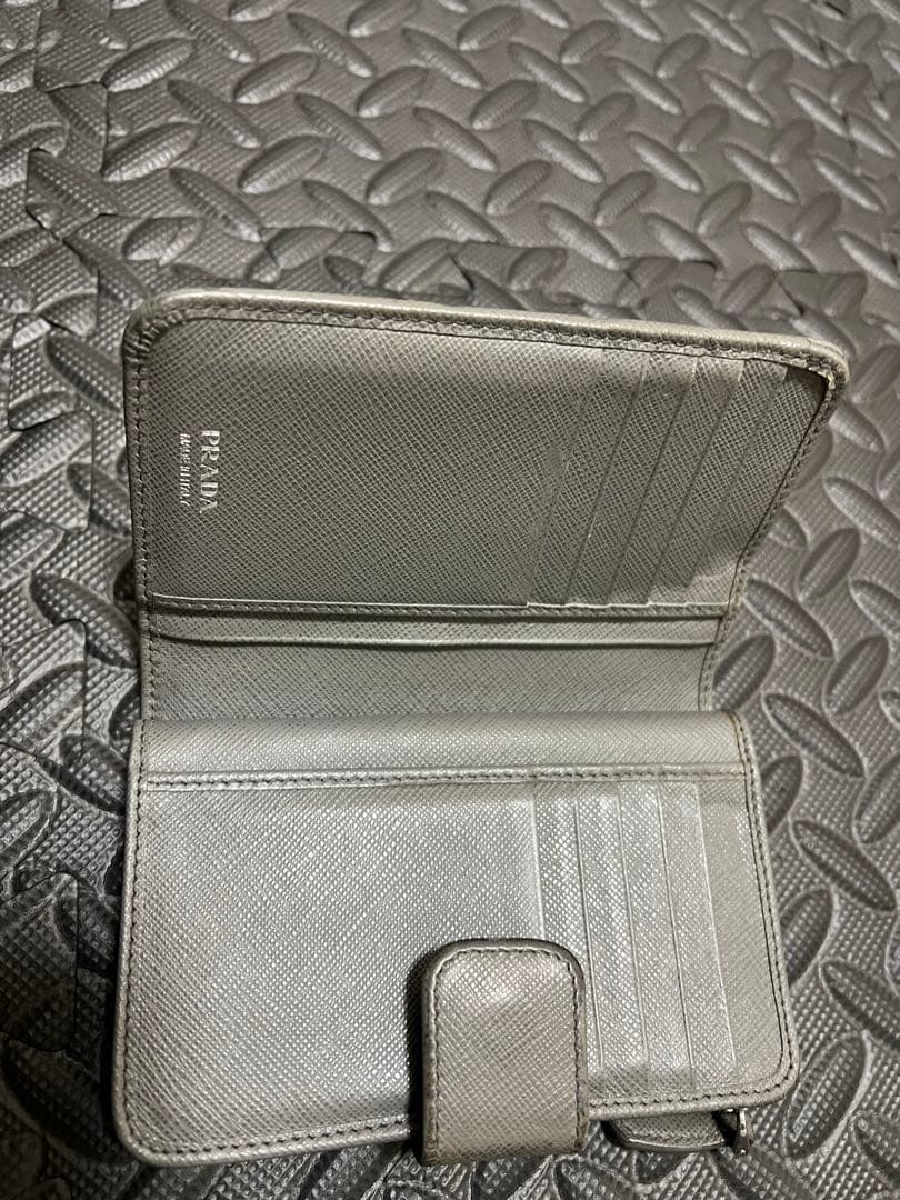 PRADA グレー 二つ折り財布