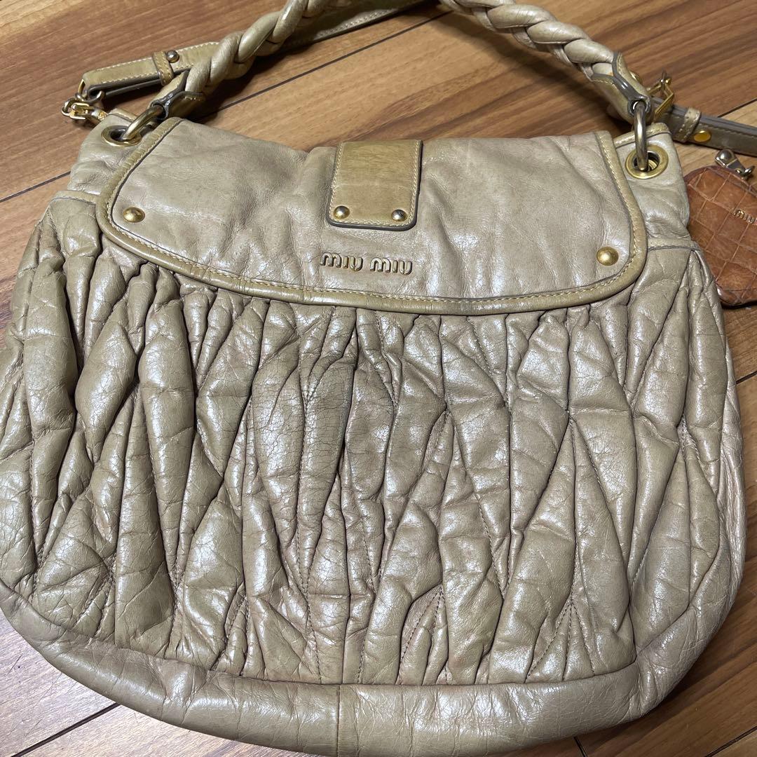 miumiuレザー プリーツデザイン ショルダーバッグ