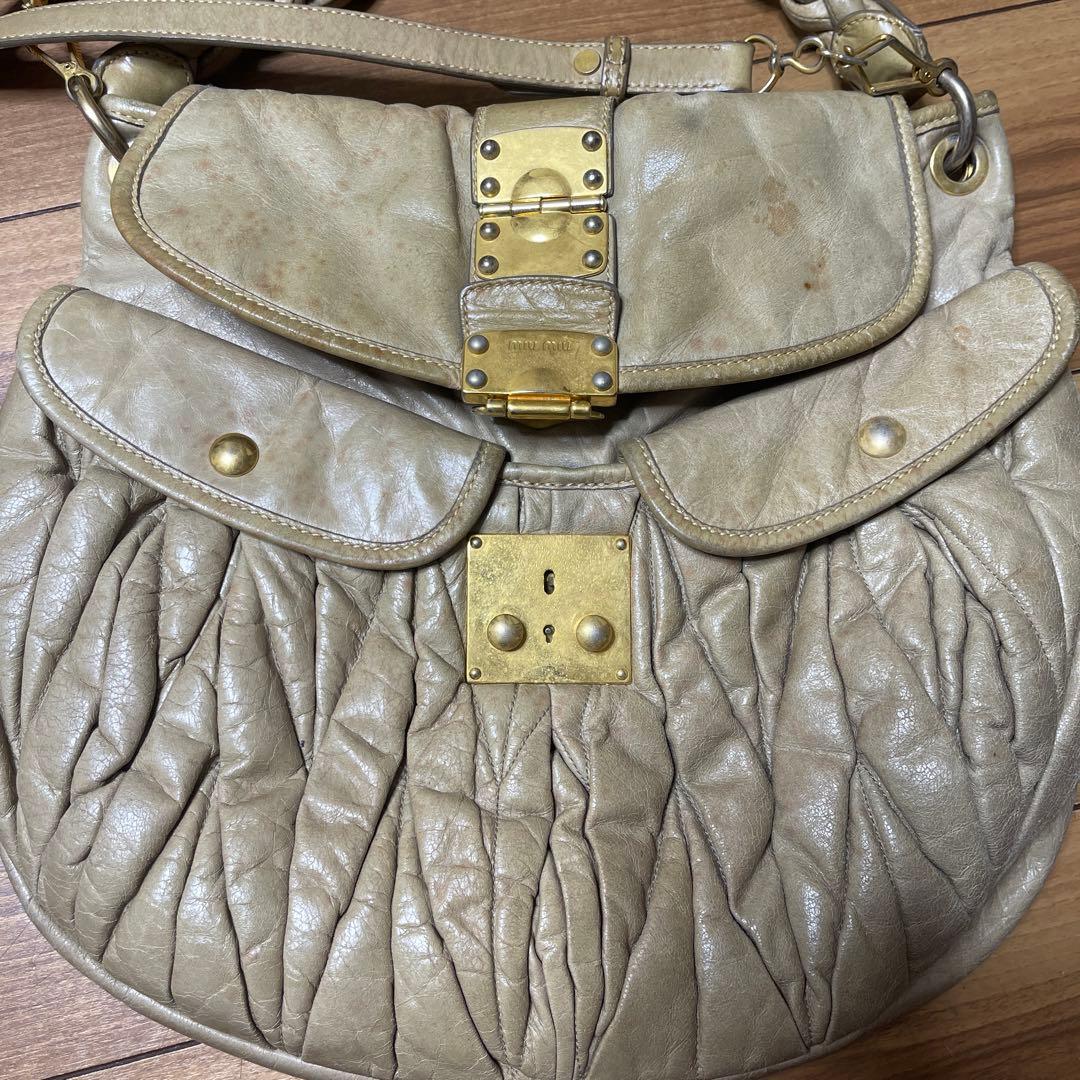 miumiuレザー プリーツデザイン ショルダーバッグ