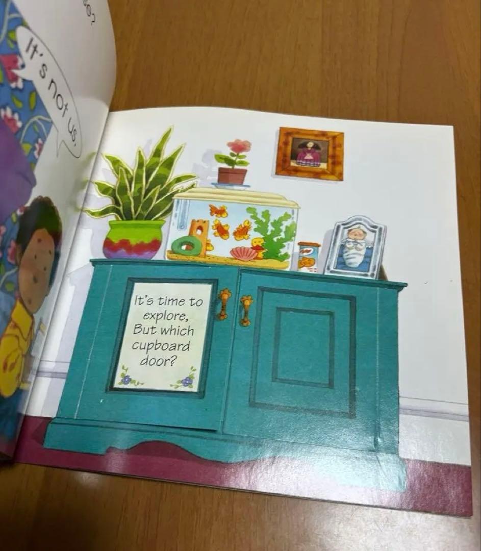 Who's making that noise? 仕掛け絵本 英語