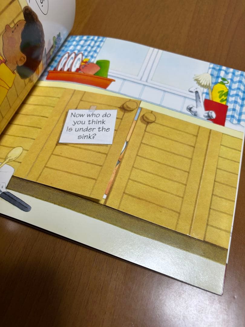 Who's making that noise? 仕掛け絵本 英語