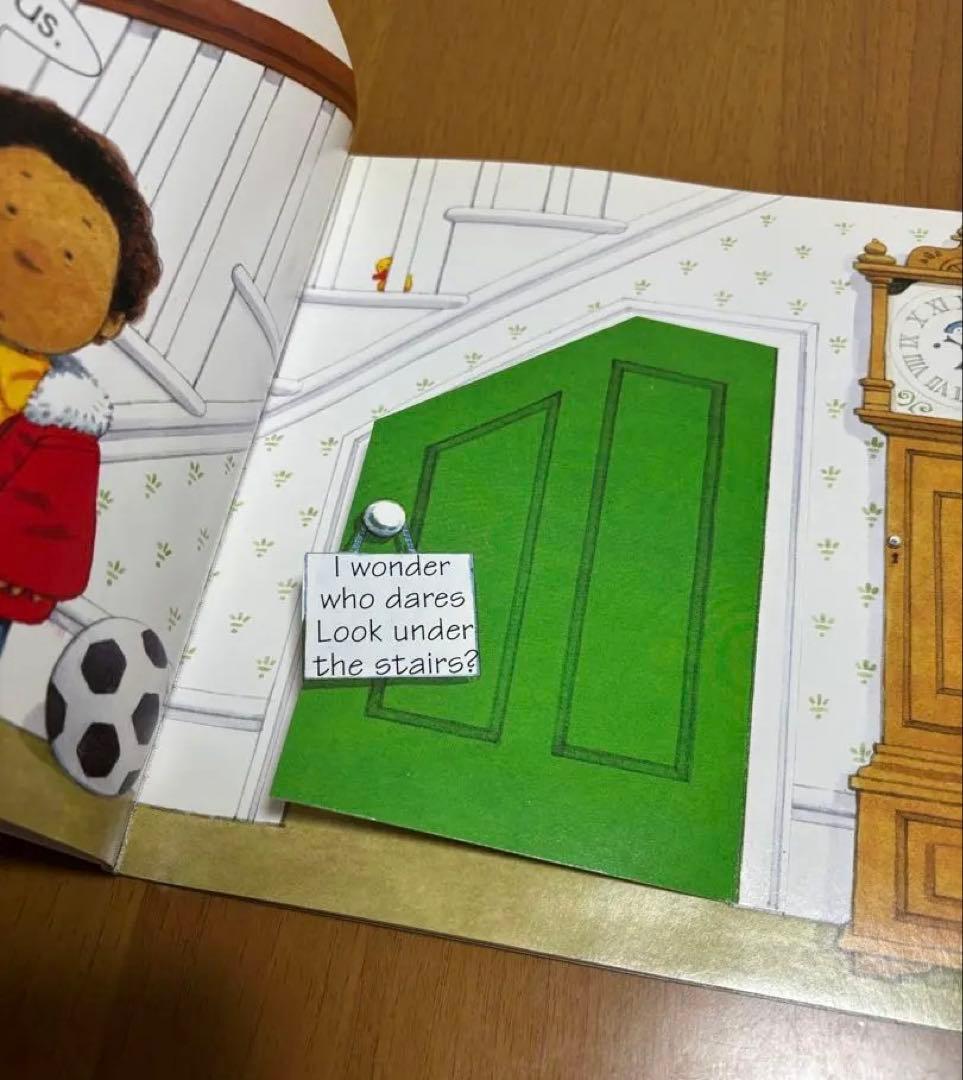 Who's making that noise? 仕掛け絵本 英語