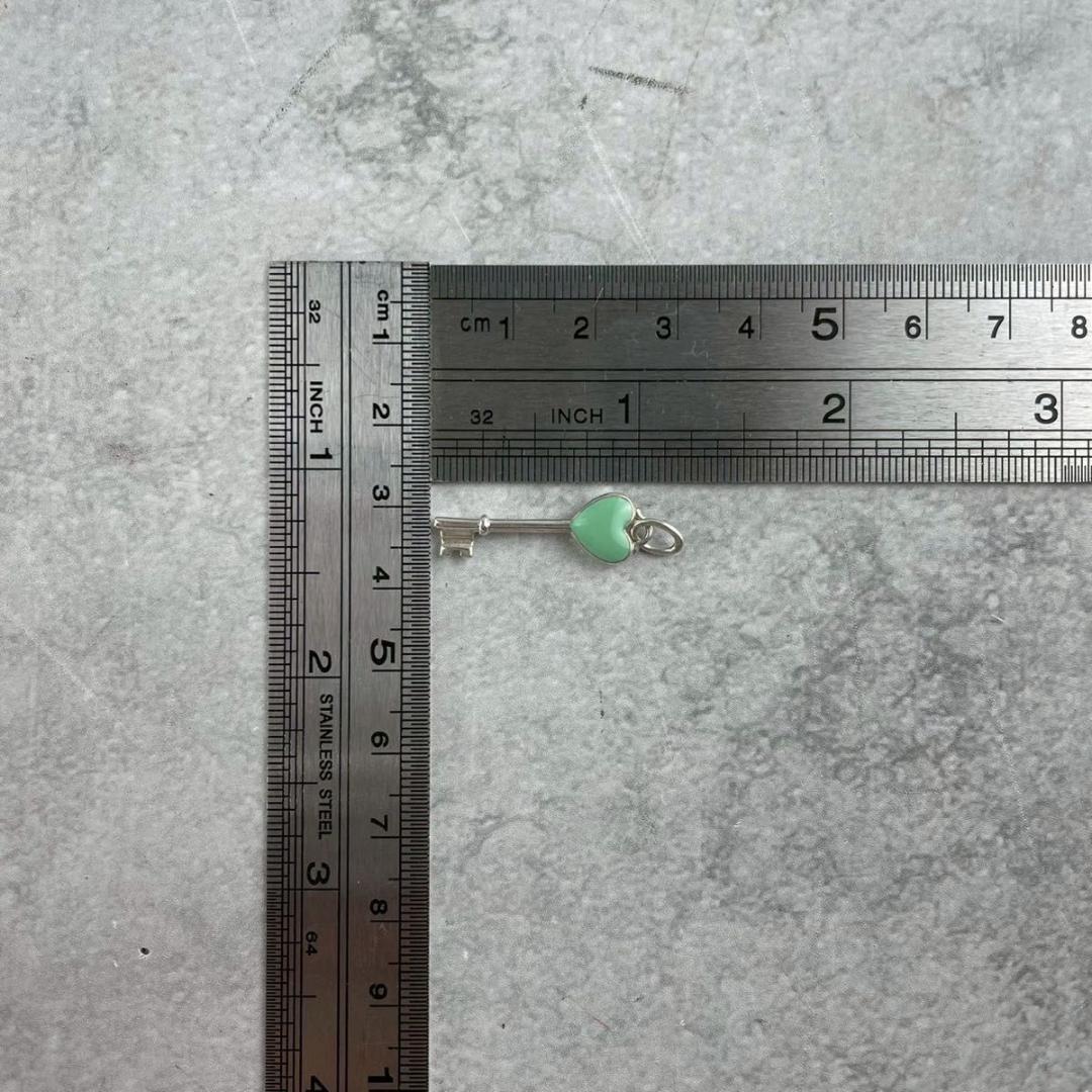 ティファニー ハート キー 鍵 エナメル ペンダントトップ XE1fe