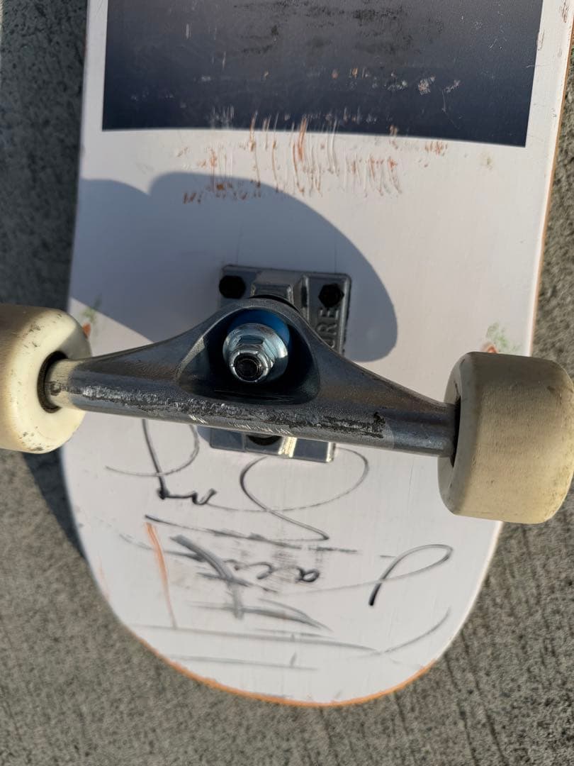 サイン入りスケートボード