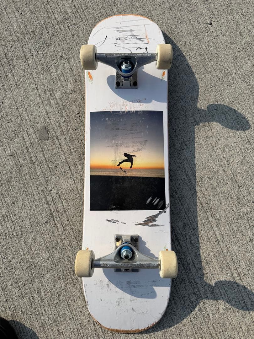 サイン入りスケートボード