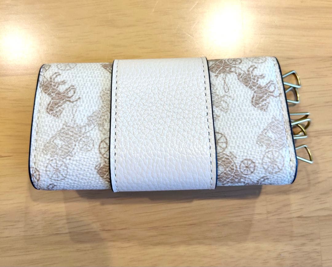 【新品未使用】　COACH ホワイトレザー キーケース　CHALK TAUPE