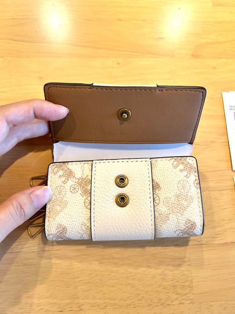 【新品未使用】　COACH ホワイトレザー キーケース　CHALK TAUPE