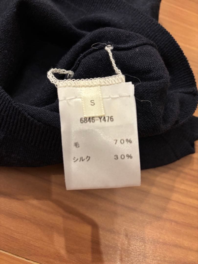 【THE ROW】ブラック Vネック クロップドTシャツ