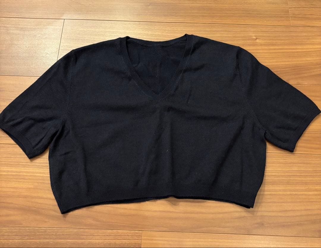 【THE ROW】ブラック Vネック クロップドTシャツ