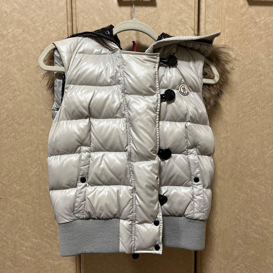 MONCLER シルバー ダウンベスト ファー付き