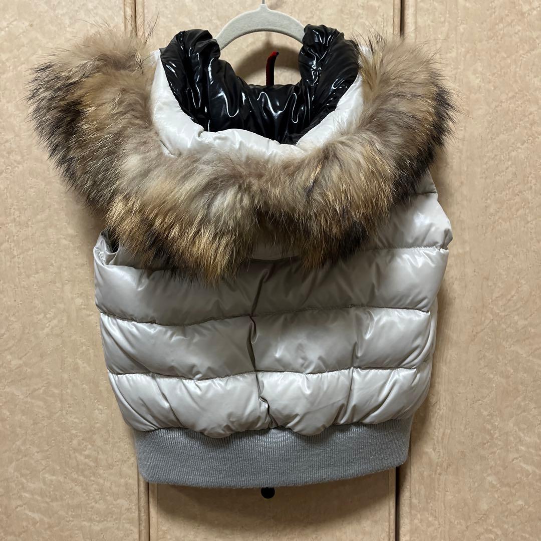 MONCLER シルバー ダウンベスト ファー付き