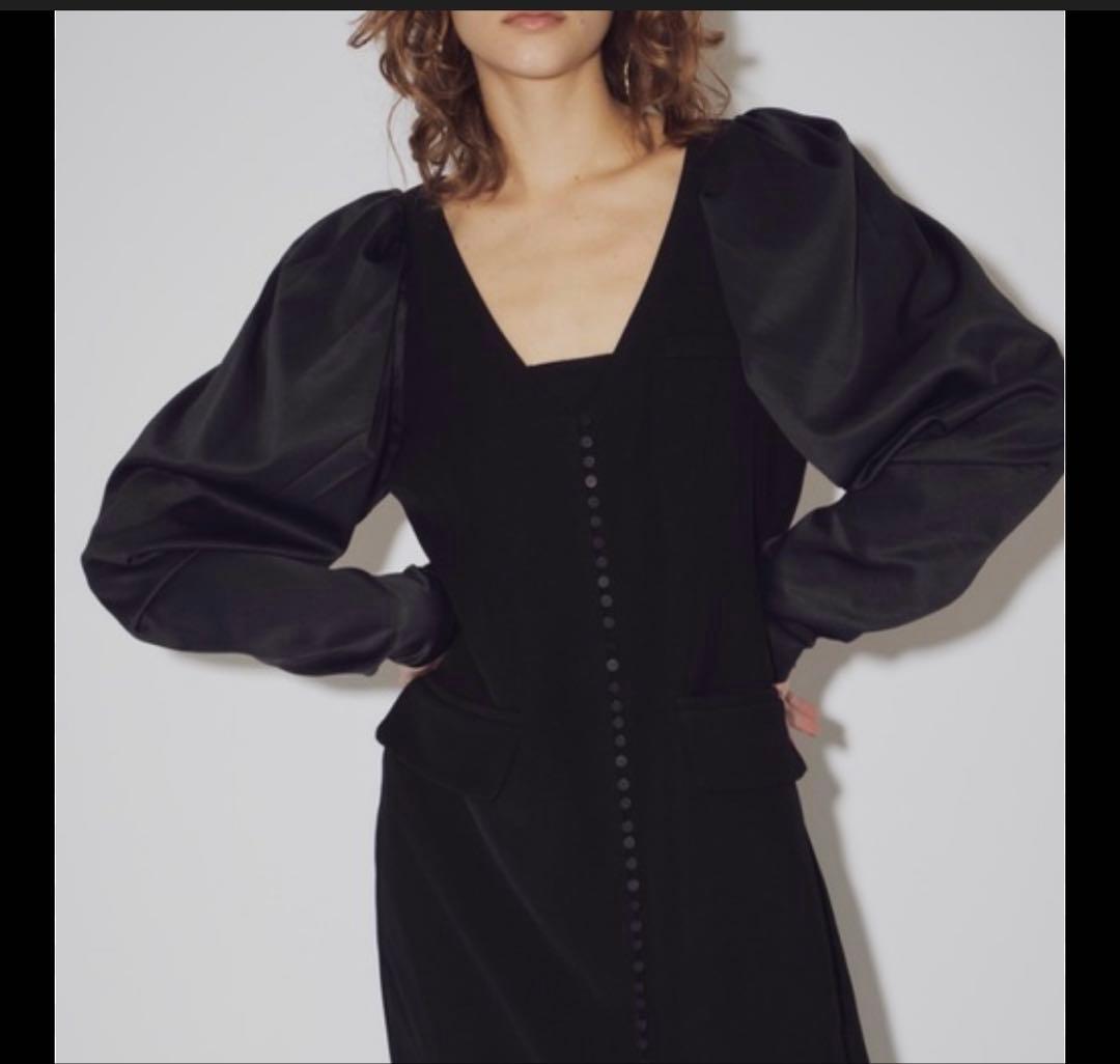 LA BELLE ETUDE Vネッククランクルドレス