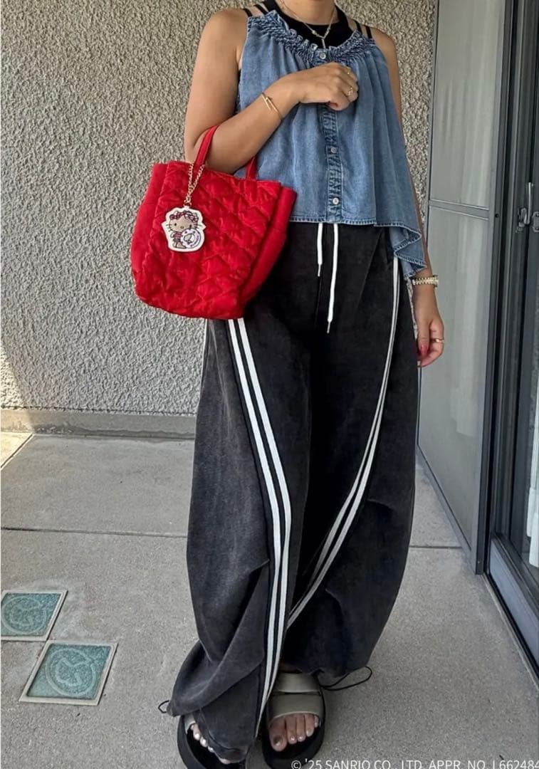 soleile ソレイル キティ　刺繍チャーム付きバッグ　ブラック　撥水