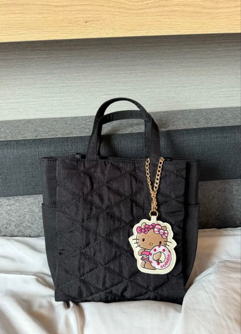 soleile ソレイル キティ　刺繍チャーム付きバッグ　ブラック　撥水