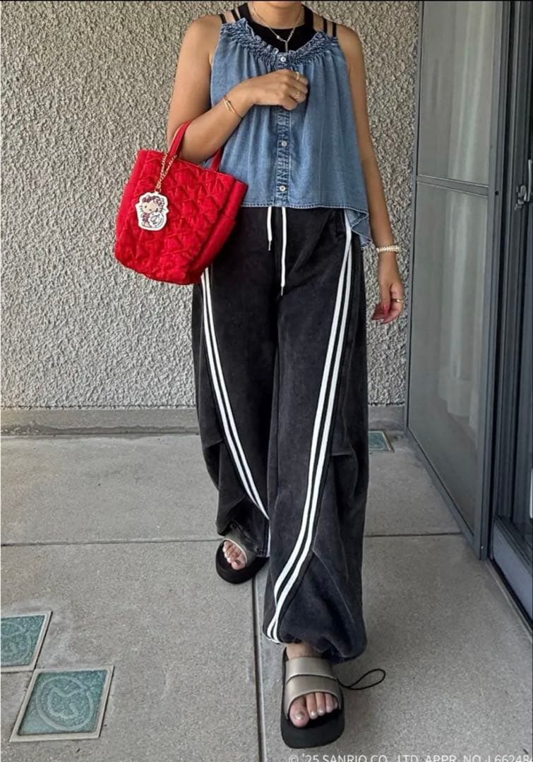 soleile ソレイル キティ　刺繍チャーム付きバッグ　ブラック　撥水