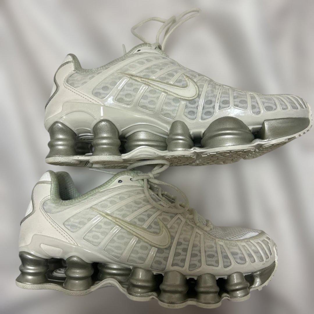 Nike Shox ホワイト/シルバー スニーカー