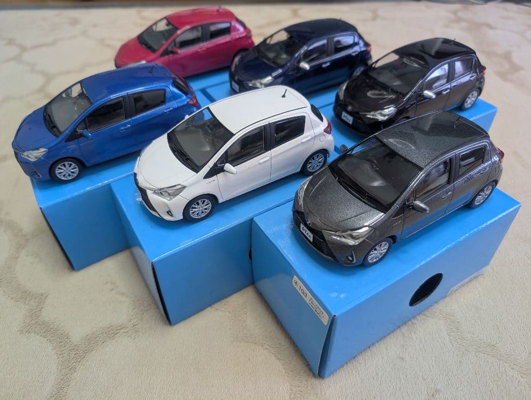 トヨタ ヴィッツ Vitz　カラーサンプル ミニカー 1/30