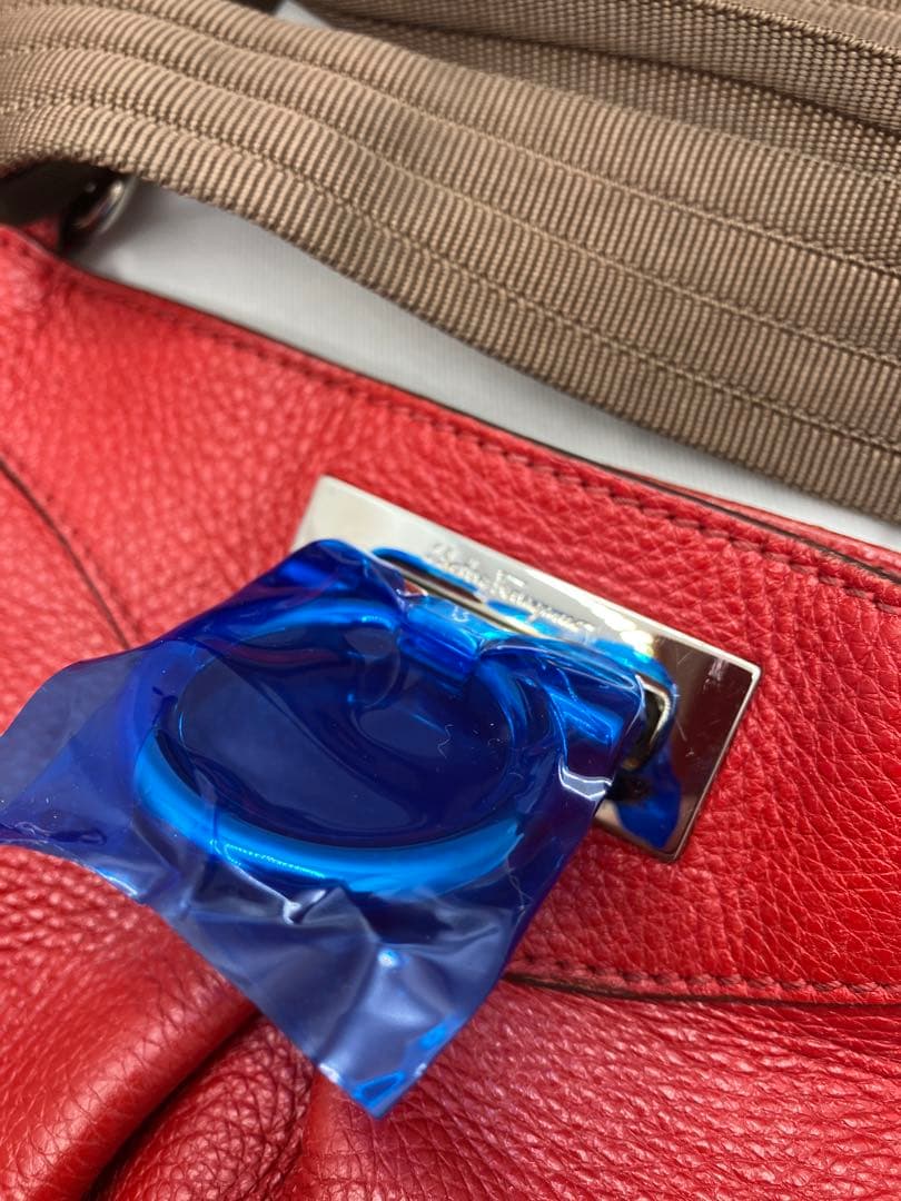 yu フェラガモ FERRAGAMO ショルダーバッグ 高級イタリアンレザ