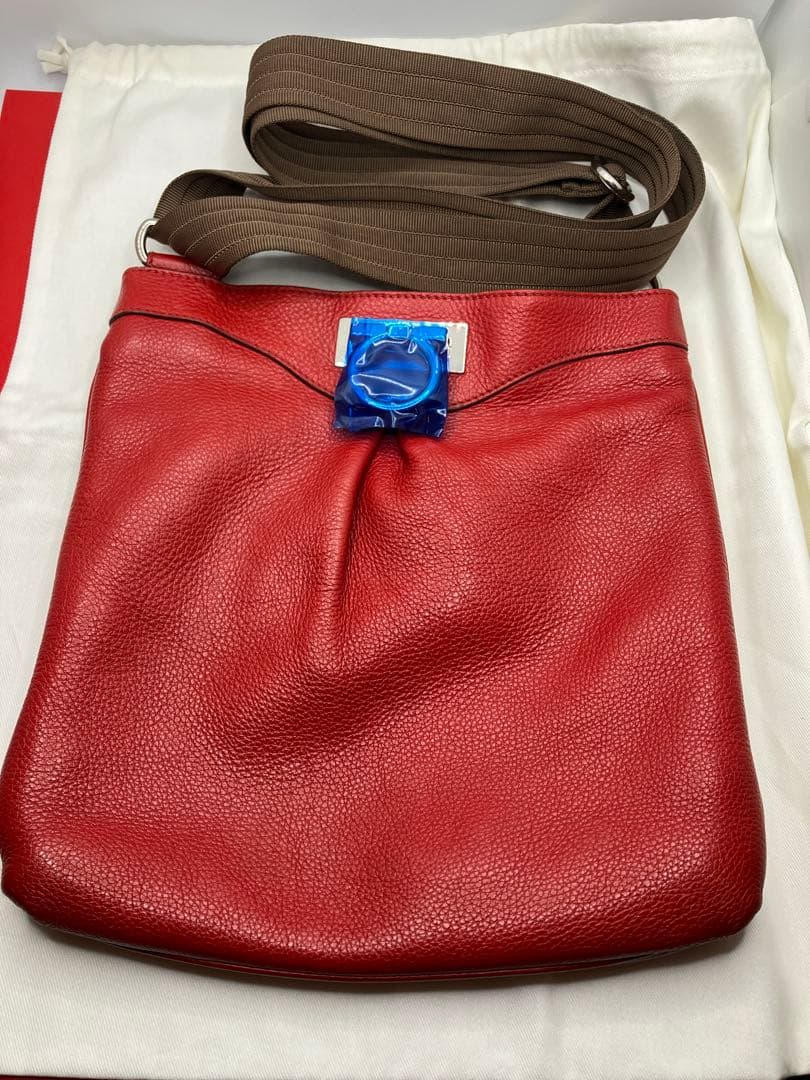 yu フェラガモ FERRAGAMO ショルダーバッグ 高級イタリアンレザ