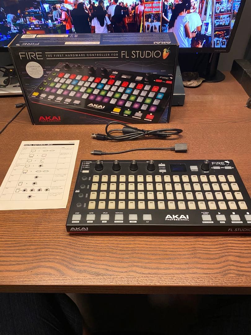 AKAI FIRE MIDIコントローラー