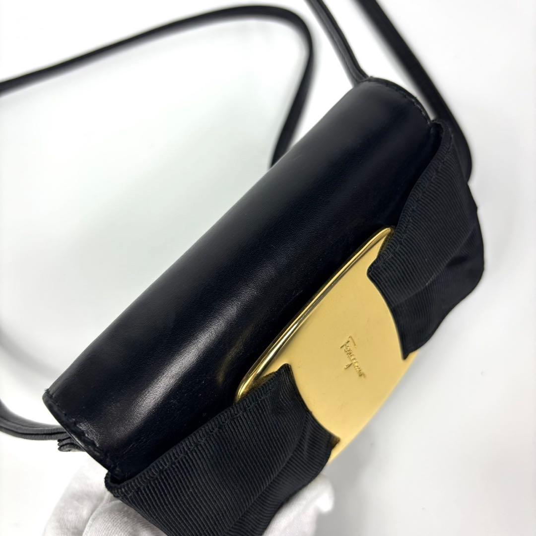 極美品　フェラガモ　ショルダーバッグ　ポシェット　レザー　デカ　リボン　黒