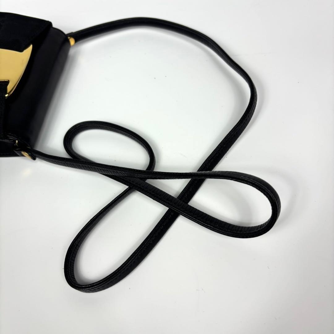 極美品　フェラガモ　ショルダーバッグ　ポシェット　レザー　デカ　リボン　黒