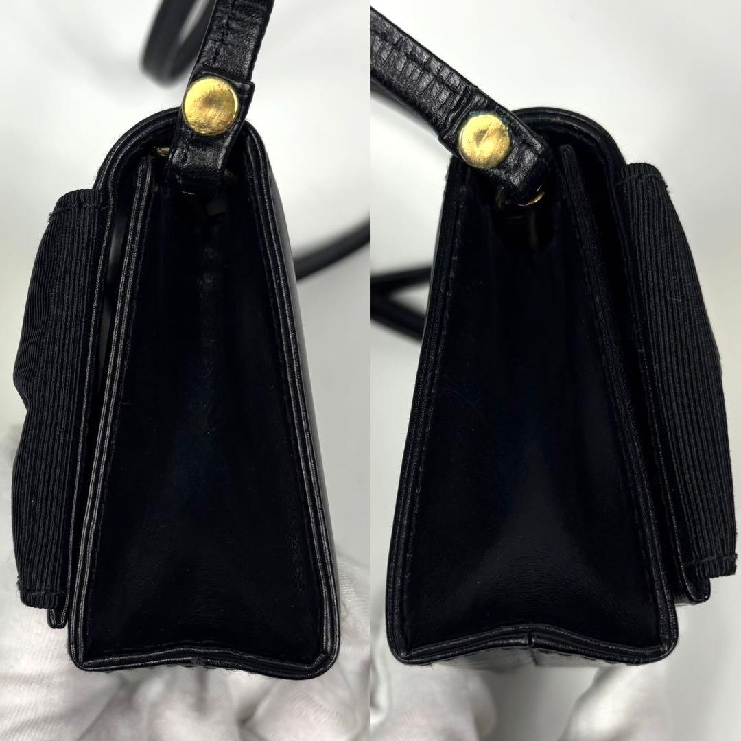 極美品　フェラガモ　ショルダーバッグ　ポシェット　レザー　デカ　リボン　黒