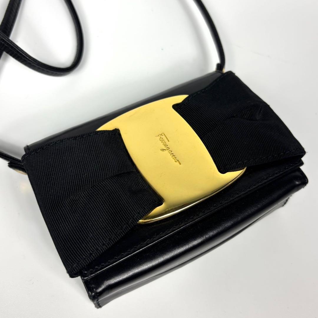 極美品　フェラガモ　ショルダーバッグ　ポシェット　レザー　デカ　リボン　黒