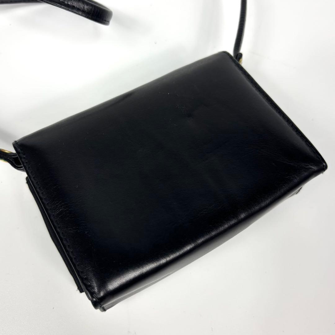 極美品　フェラガモ　ショルダーバッグ　ポシェット　レザー　デカ　リボン　黒