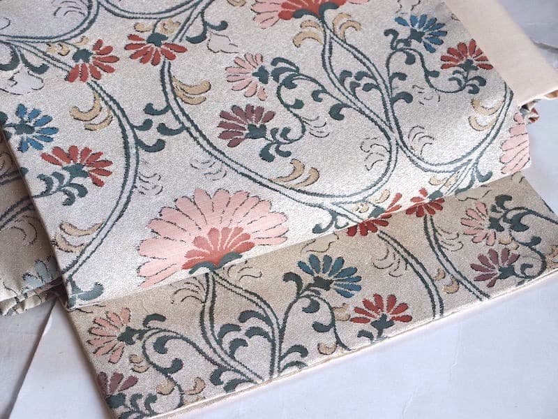 織りの九寸名古屋帯（アラベスク花唐草文）薄くキラリと　正絹美品