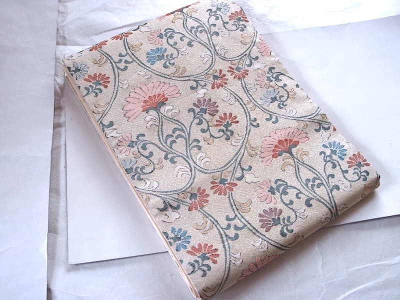 織りの九寸名古屋帯（アラベスク花唐草文）薄くキラリと　正絹美品