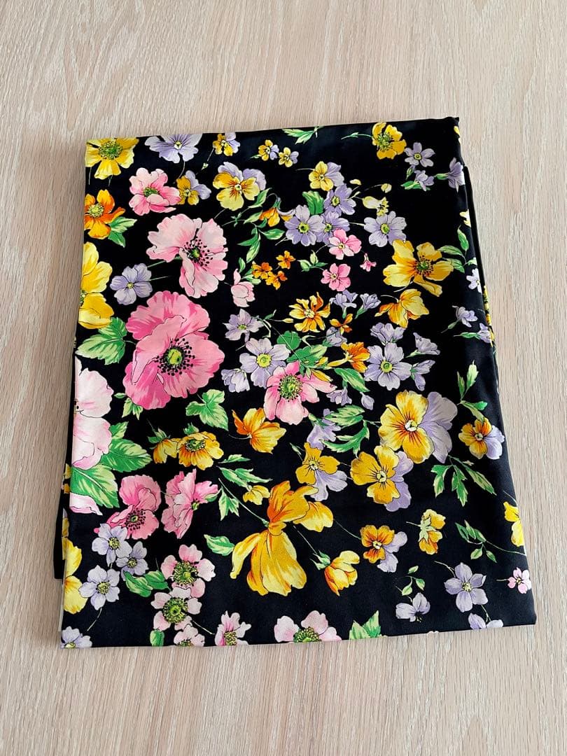 美品 ATELIER VERSACE 花柄 シルクスカーフ ブラック ベルサーチ