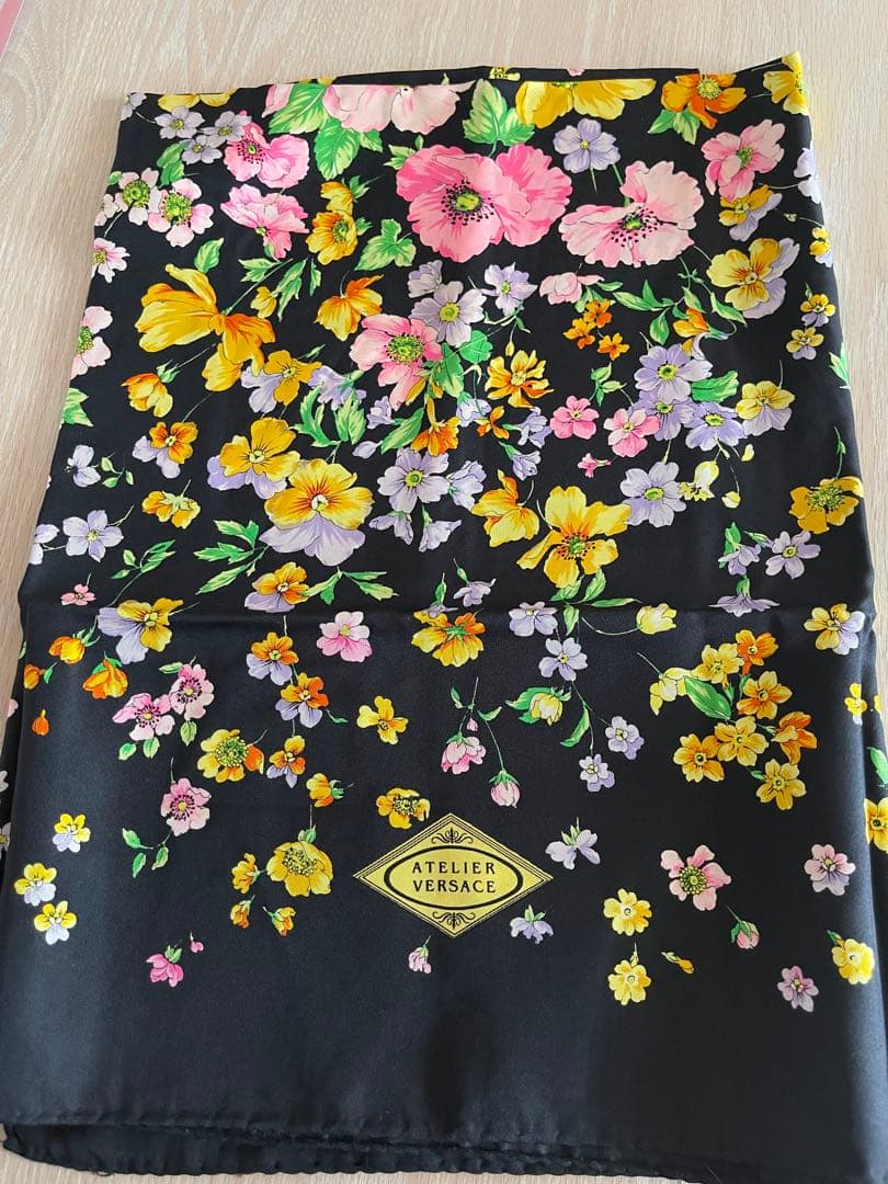 美品 ATELIER VERSACE 花柄 シルクスカーフ ブラック ベルサーチ