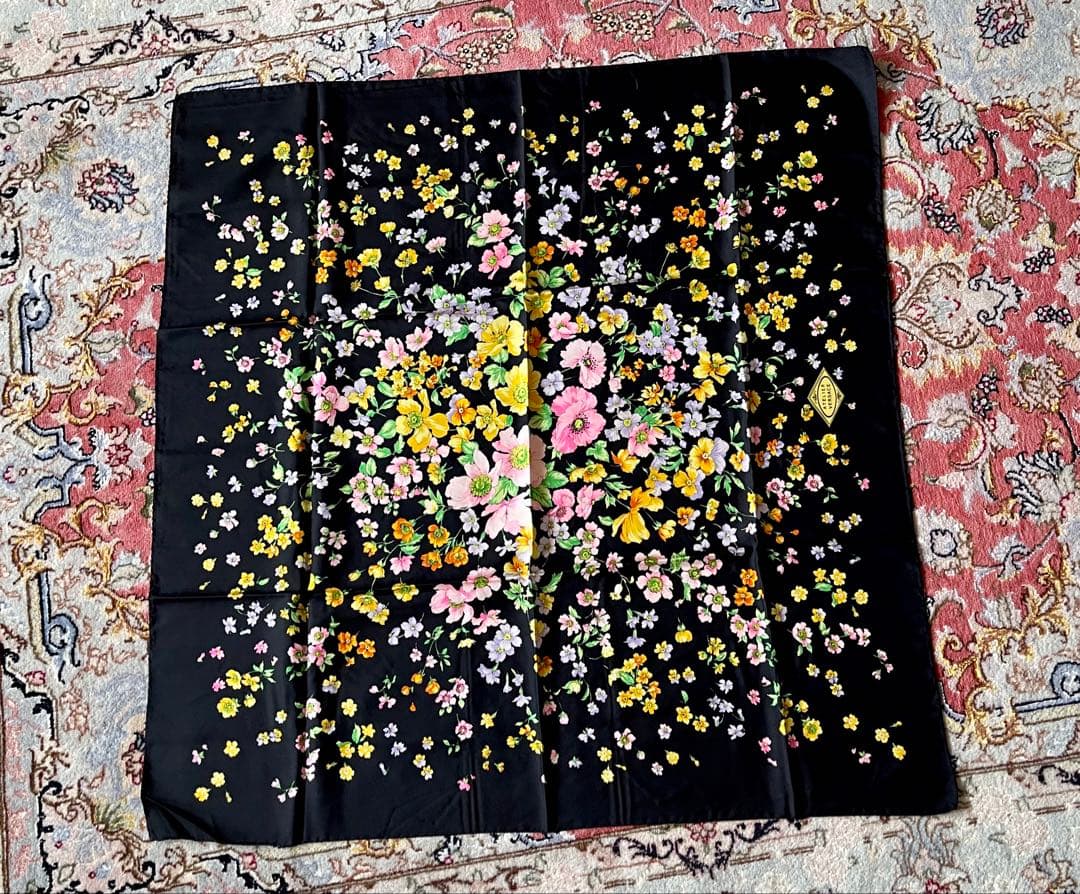 美品 ATELIER VERSACE 花柄 シルクスカーフ ブラック ベルサーチ