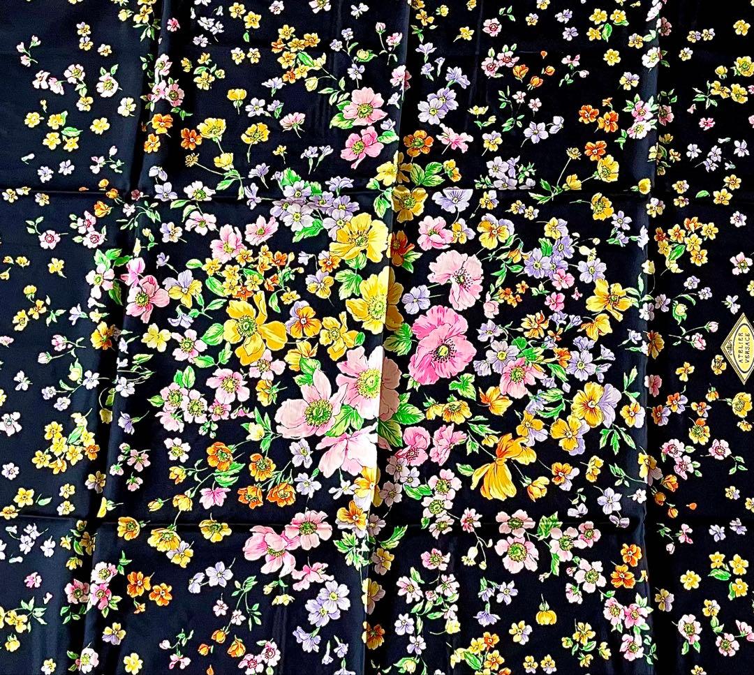 美品 ATELIER VERSACE 花柄 シルクスカーフ ブラック ベルサーチ