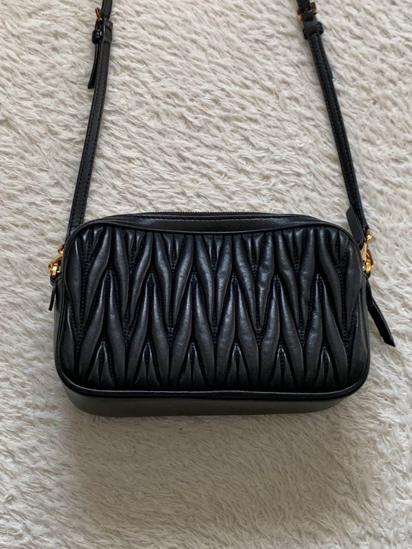 MIU MIU 正規品　美品　マトラッセ　マテラッセ　黒　ショルダーバッグ