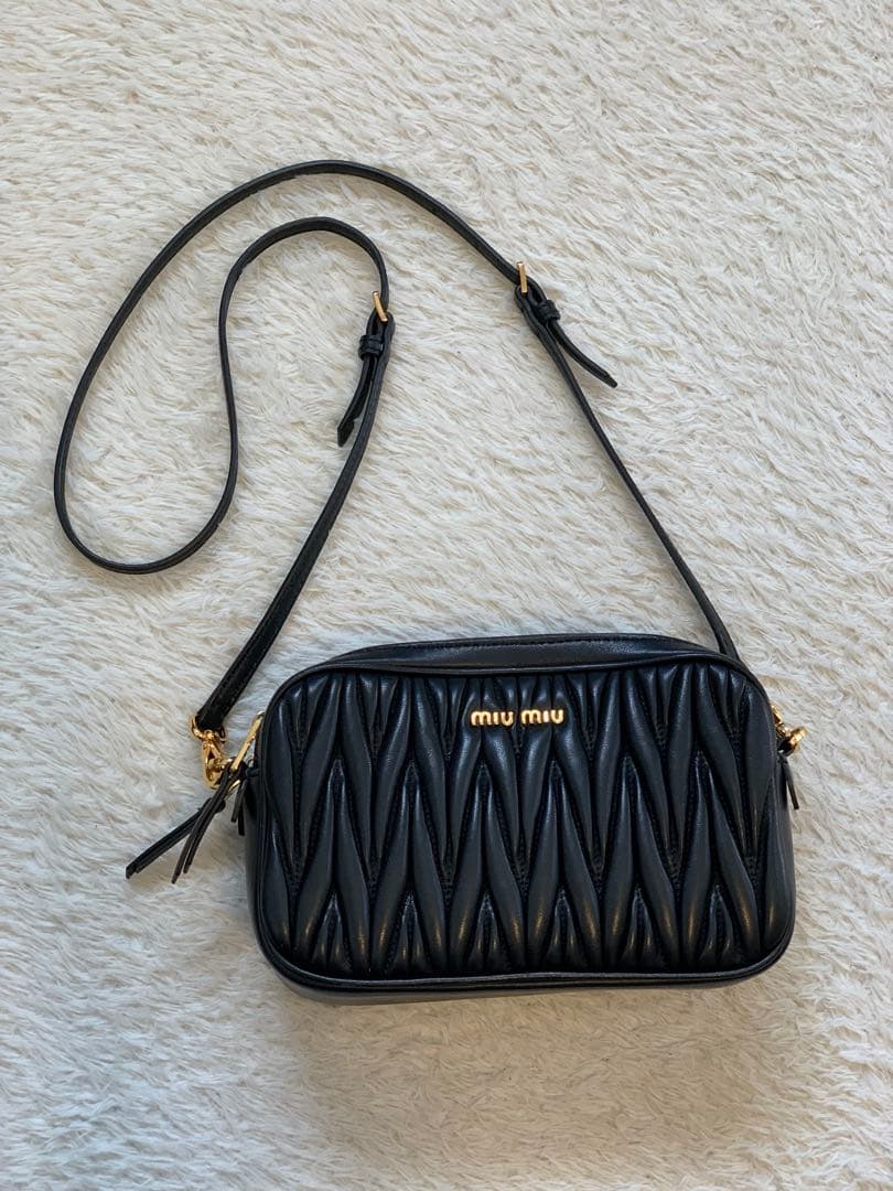 MIU MIU 正規品　美品　マトラッセ　マテラッセ　黒　ショルダーバッグ