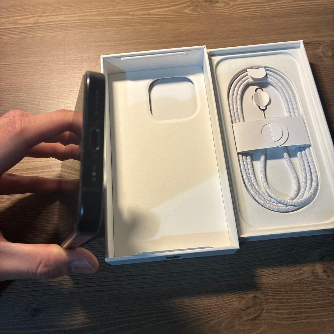 iPhone16pro ブラックチタニウム　128GB SIMフリー