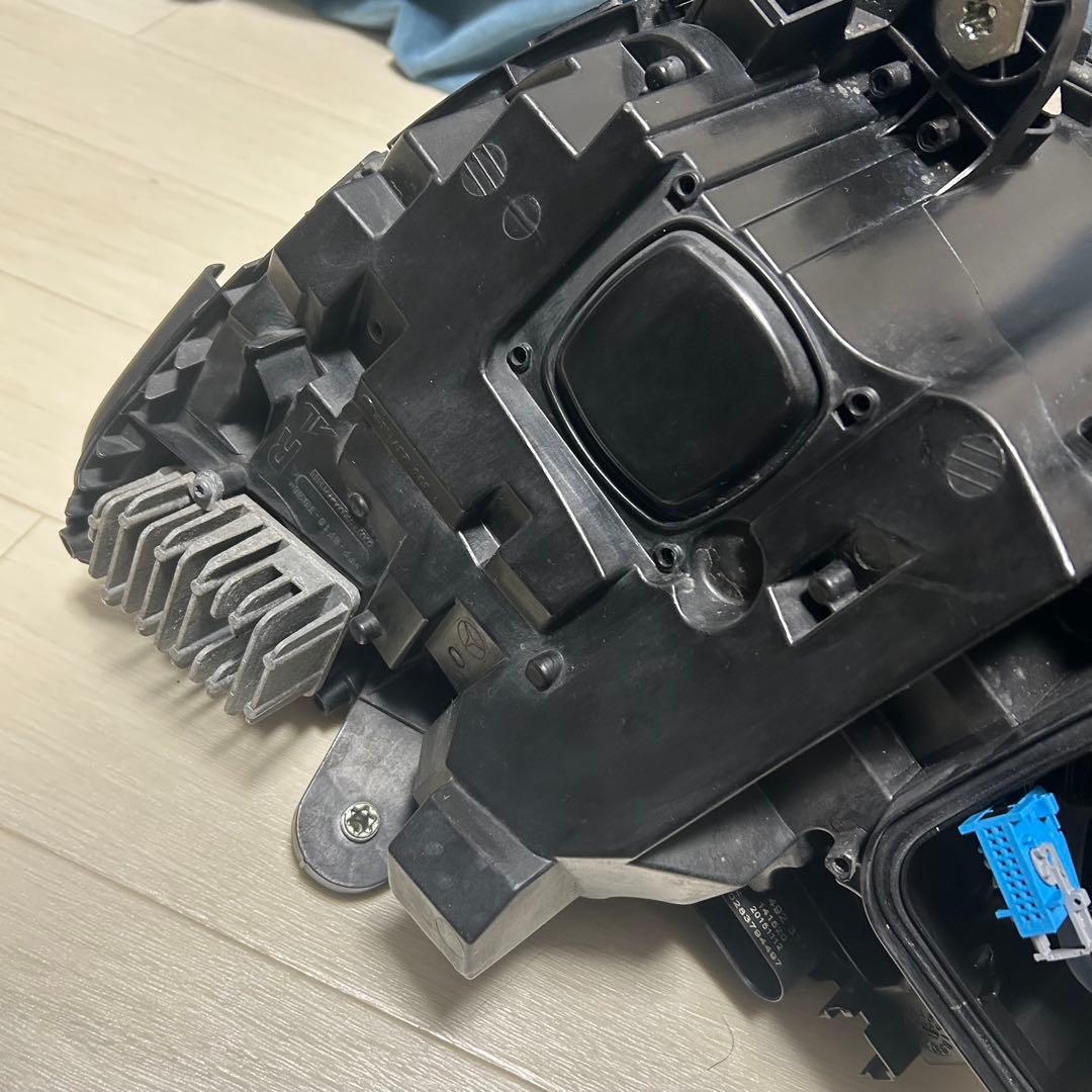 [極美品中古パーツ]メルセデスベンツ　w205 前期Cクラス　右ヘッドライト