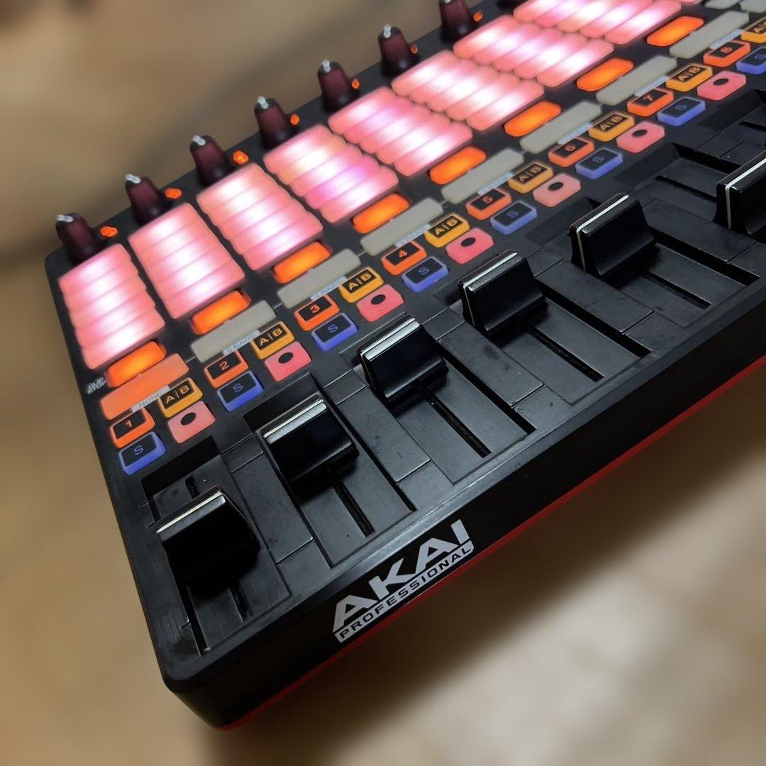 AKAI APC40 MIDIコントローラー中古品です。
