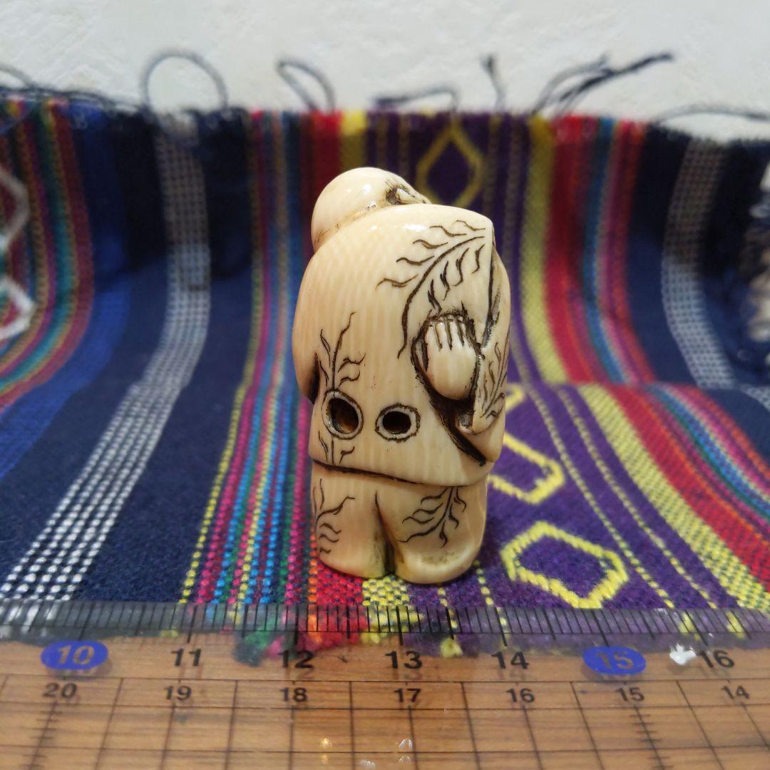 時代提物人物根付 天然素材 在銘【夜道 提灯を持つ人物】高約4.5cm 重18ｇ