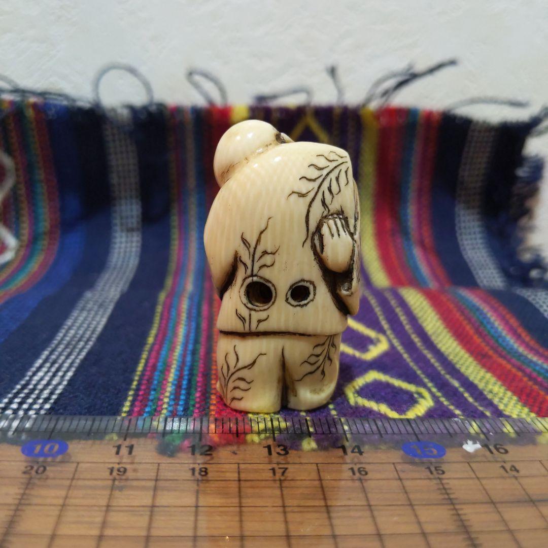 時代提物人物根付 天然素材 在銘【夜道 提灯を持つ人物】高約4.5cm 重18ｇ