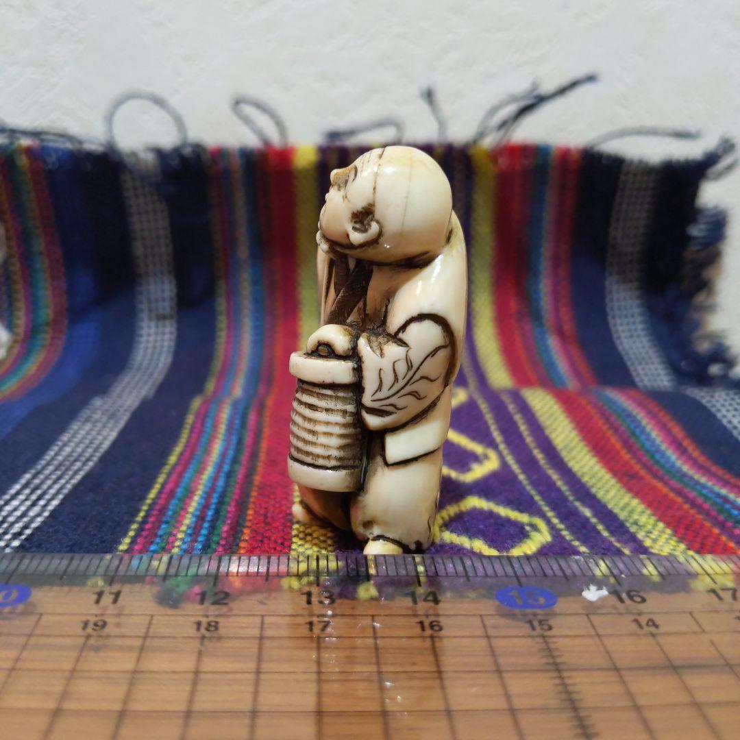 時代提物人物根付 天然素材 在銘【夜道 提灯を持つ人物】高約4.5cm 重18ｇ