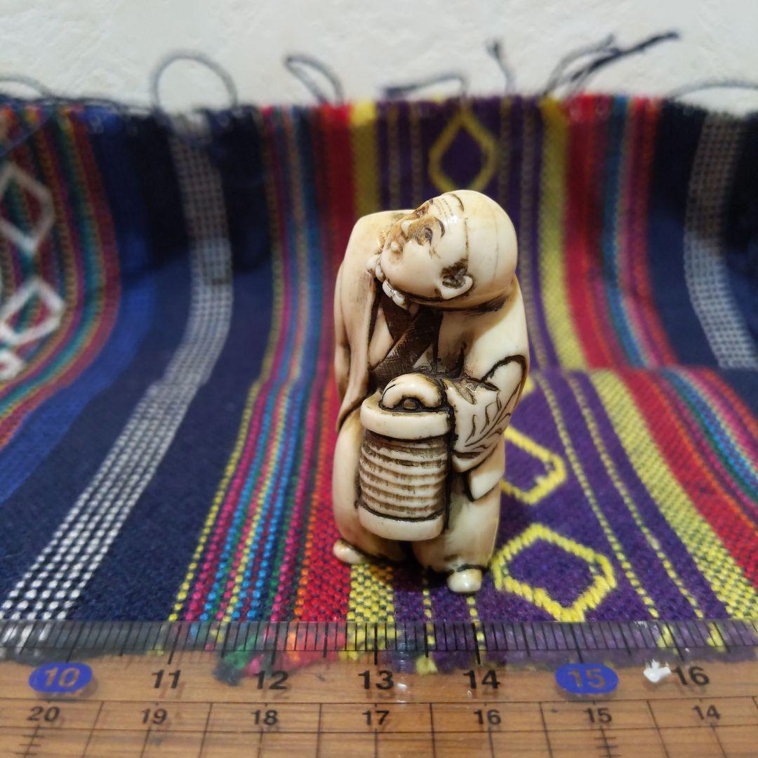 時代提物人物根付 天然素材 在銘【夜道 提灯を持つ人物】高約4.5cm 重18ｇ